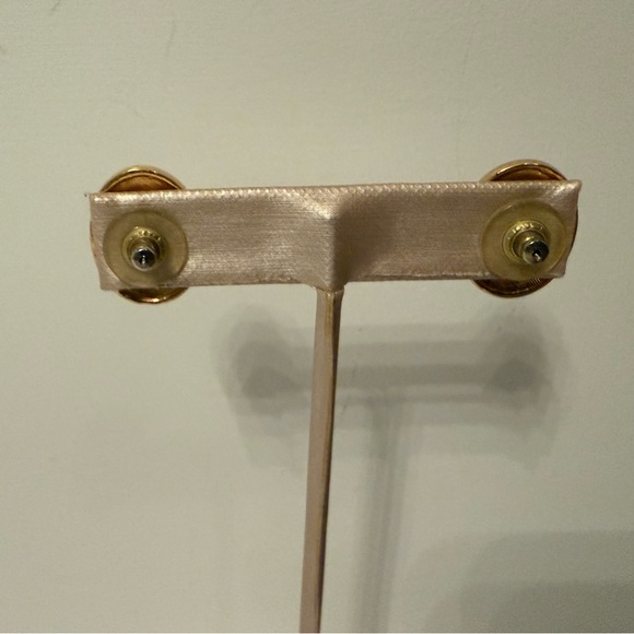 VINTAGE EARRINGS GOLD TONE PALE PINK SCARAB LOOK GLASS CABOCHON OVAL PIERCED - Picture 7 of 8